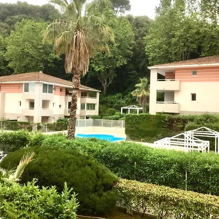 Daire Bright 2 Bedrooms, Pool, Garage